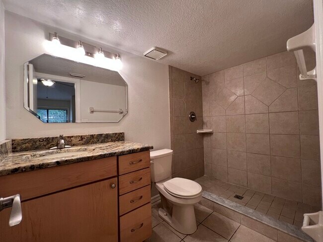 Building Photo - Beautifully updated 2 bedroom 2 1/2 baths ...