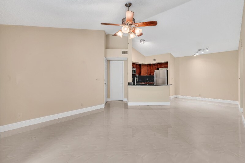 Building Photo - 3370 Pinewalk Dr N