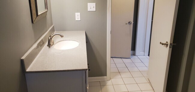 Building Photo - 4 bd, 2 ba, old SW Columbia, corner lot, great shape, fenced, hardwoods, W/D