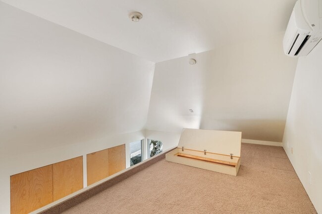 Building Photo - Lovely 2/2 Makiki Heights Home - Utilities...