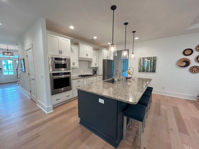 Building Photo - Beautifully appointed furnished 4 bedroom ...