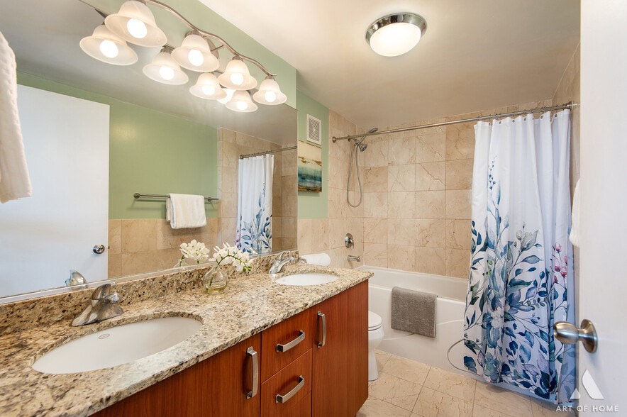 Primary Bathroom - 4751 N Artesian Ave #409
