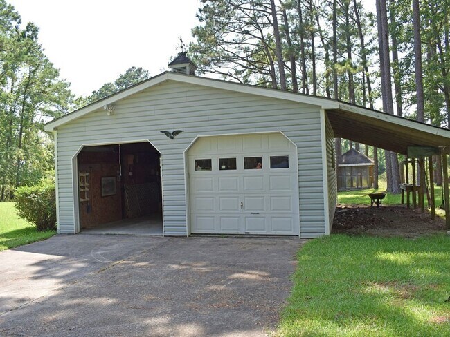 Building Photo - Great home in quiet setting