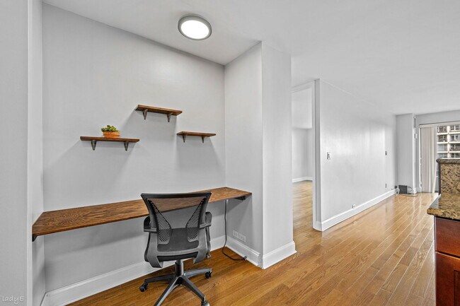 Building Photo - 2020 N Lincoln Park W