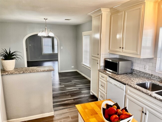 Building Photo - 106 N Eastwood St