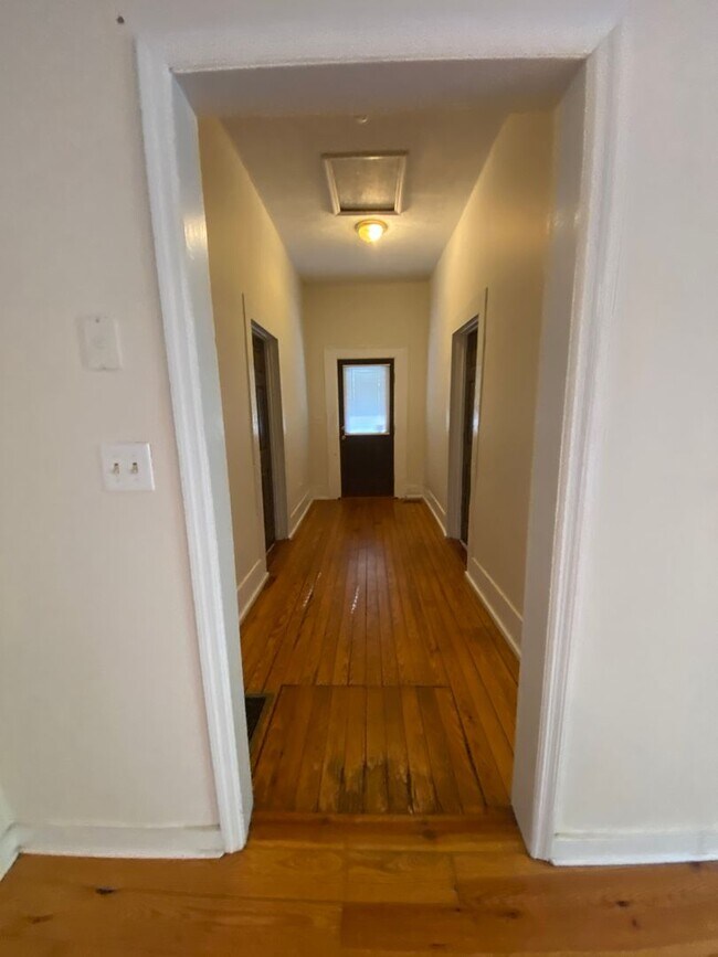 Building Photo - 2 Bedroom House with Fenced Backyard near ...