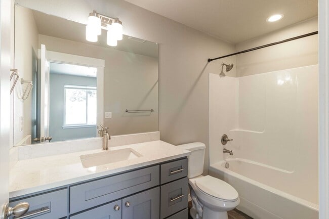 Building Photo - Move In Ready 3 Bedroom 2.5 Bathroom with Central Air Conditioning - Convenient Camas Location