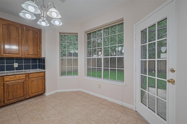 Building Photo - 1327 W Forest Dr