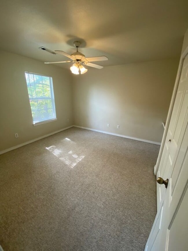 Building Photo - Large Duplex in the Heart of Fayetteville!