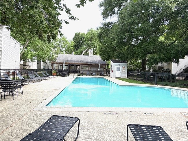 Building Photo - 9809 Richmond Ave