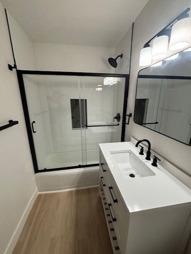 Building Photo - Clean 3 Bedroom / 1.5 Bathoroom House in T...