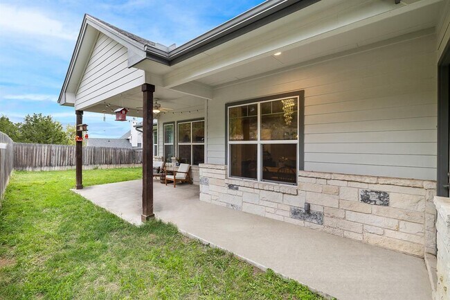 Building Photo - 706 Stow Dr