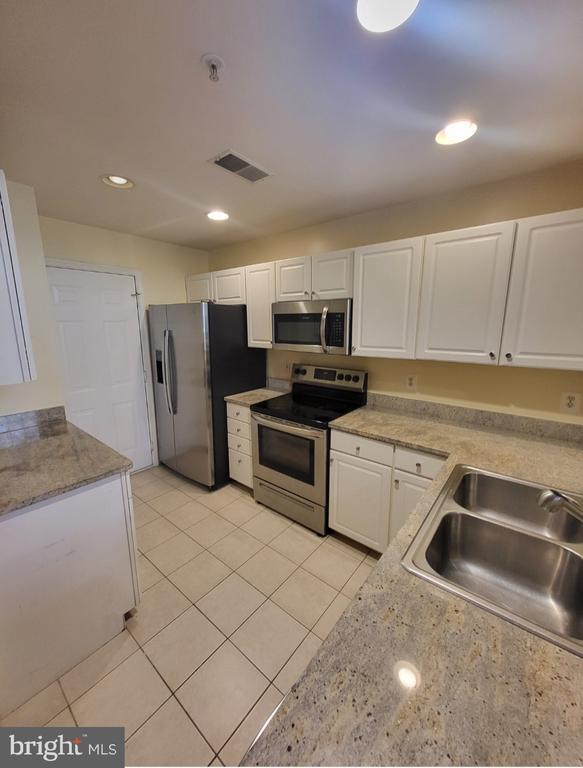 Building Photo - 1970 Crescent Park Dr