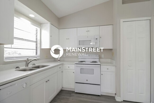 Building Photo - 4 Bedroom Pet-Friendly Home in Deltona, FL with Main Street Renewal