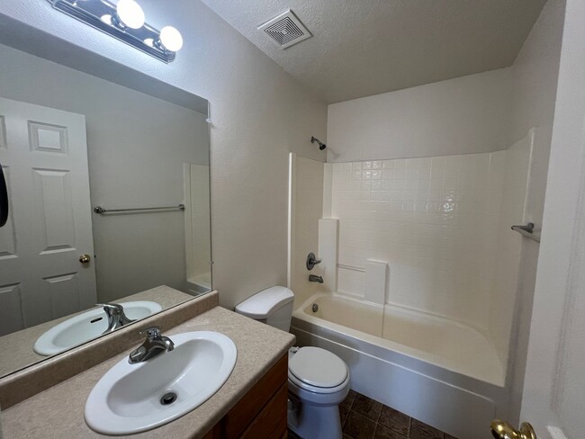 Building Photo - 3 bedroom, 2 bathroom twin home in Cedar Willows