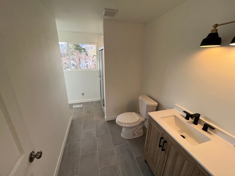 Building Photo - 1108 E 500 N