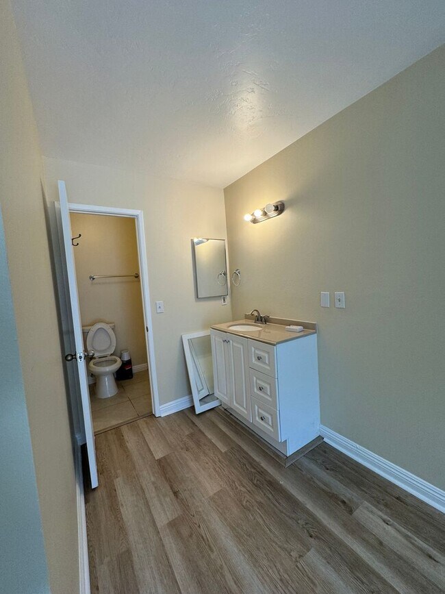 Building Photo - 812-818 E Fairway Dr