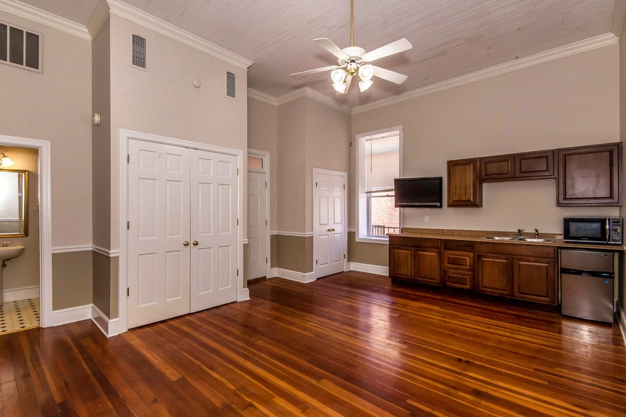 Studio apartment with kitchenette - 41 Main St