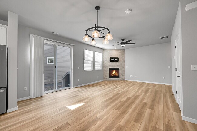 Building Photo - $2,495.00, 3 bed,2.5 bath located in Color...