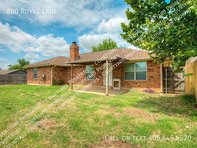 Building Photo - 800 Royal Ln