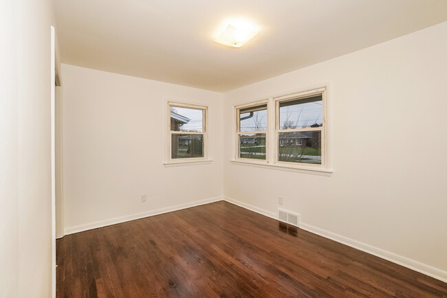 Building Photo - Bright 3-Bedroom Home