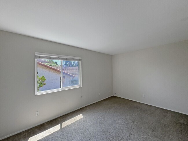 Building Photo - Spacious 4B/3BA Rancho Bernardo Home with ...