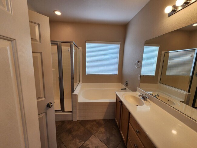 Building Photo - Spacious 3Bed/2Bath/2Car home nestled in the desirable Anthem Highlands Community- $500 Off Move ...