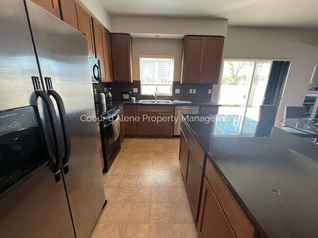 Building Photo - 3 bed, 2.5 bath townhouse in CDA Place!