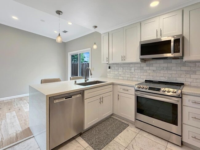 Building Photo - 5935 Woodbine Pl
