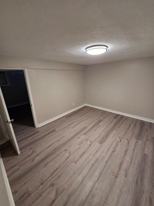 Building Photo - 3 bed, 2 bath, 1 car garage with finished basement, fenced back, newly remodeled