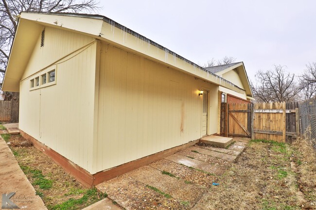 Building Photo - Complete update! 3 bed, 2 bath, 2 living, ...