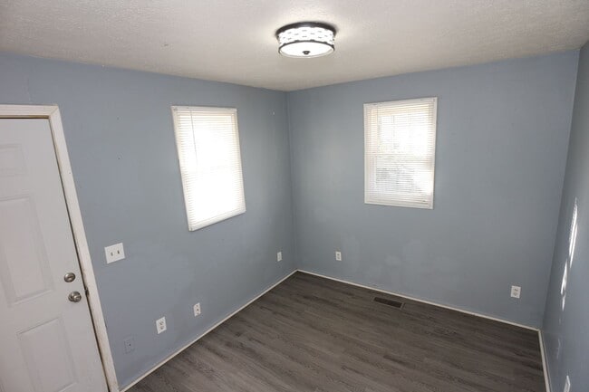 Building Photo - 037