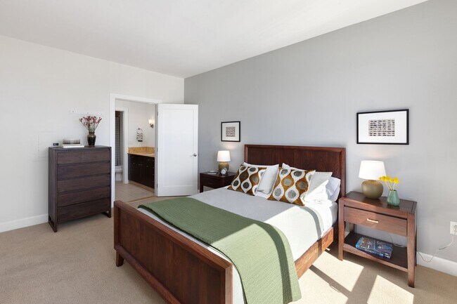 Building Photo - Great natural light in a large condo near ...