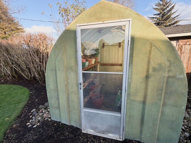 Building Photo - Adorable Quiet park like setting in fruit valley sunsets with landscaping provided