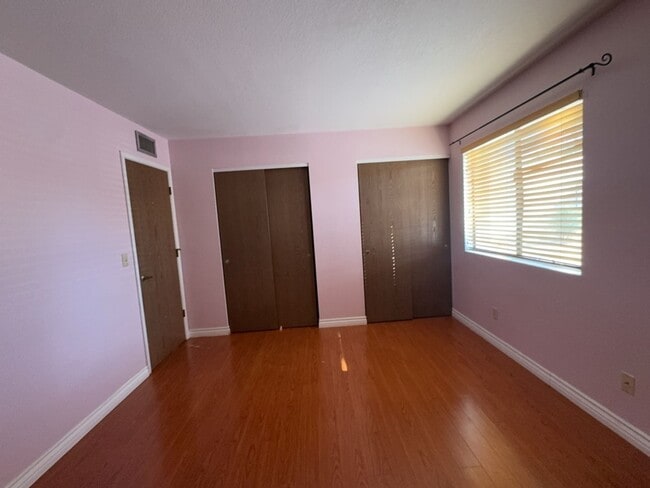 Building Photo - 2 bedroom 1 bath condo with washer and dryer