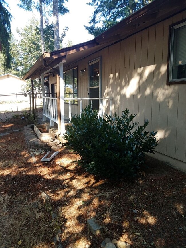 Building Photo - 2 bedroom 1 bath in Rainbow Lake