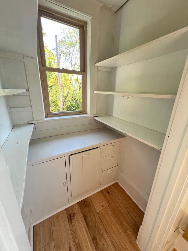 Building Photo - 2+ Bedroom Apartment - AVAILABLE AUGUST 1st!