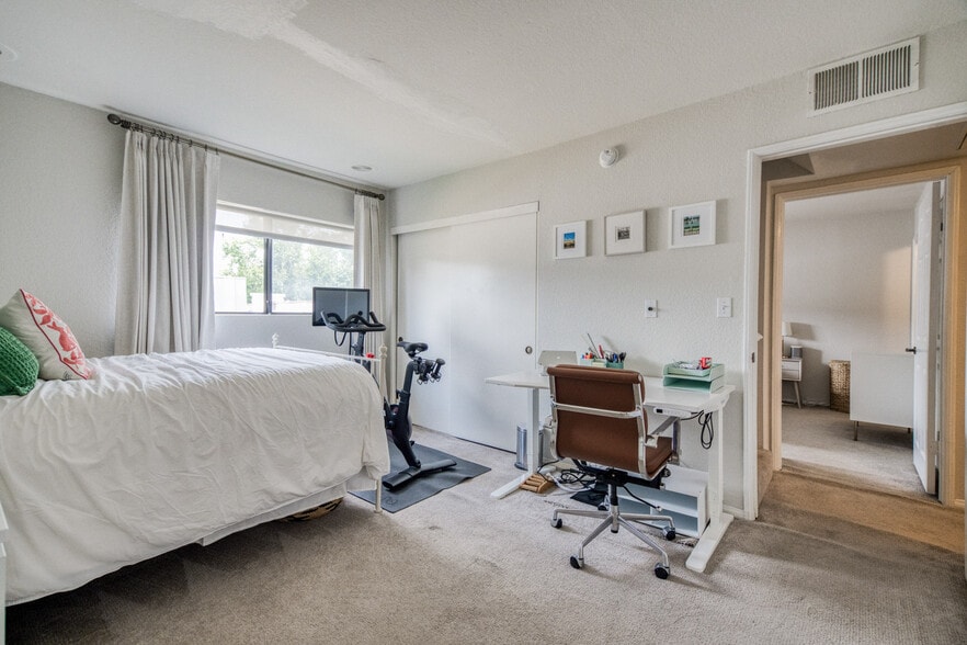 Building Photo - 839 S Holt Ave