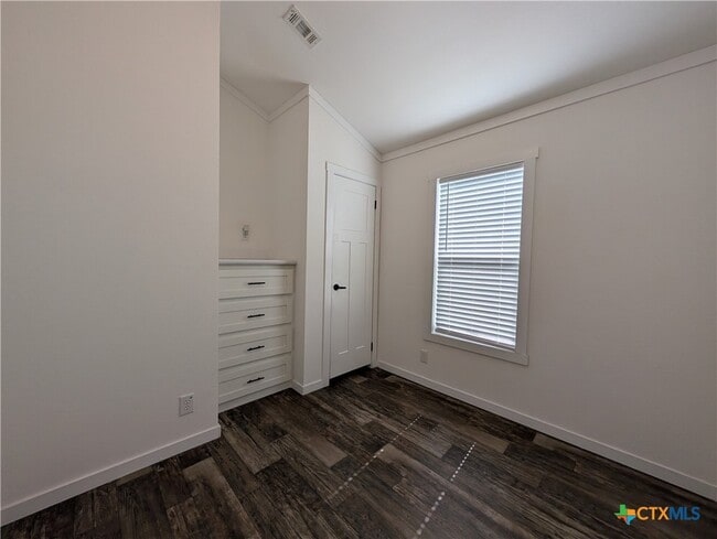 Building Photo - 120 Water Hole Ln