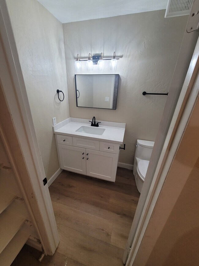 Building Photo - Remodeled 2/2 patio home for rent in sought-after central Phoenix area.