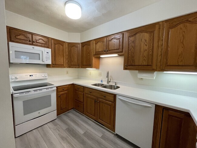 Building Photo - 45 Shawsheen Rd