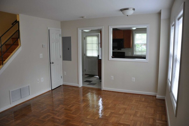 Building Photo - Ashtons