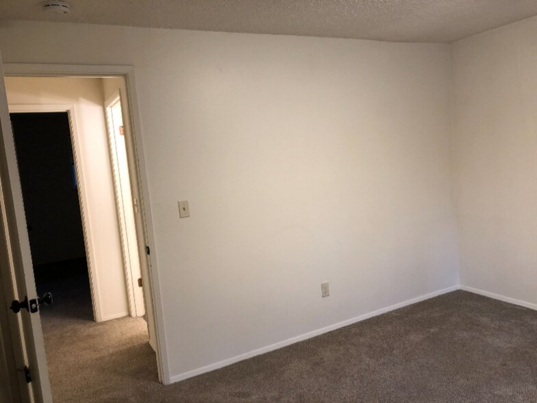 Building Photo - 946 Silver Lake Rd