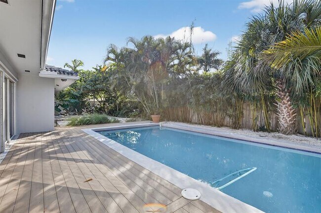 Building Photo - 2740 NE 34th St