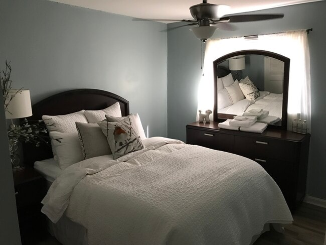 Building Photo - 848 Myrtle St NE