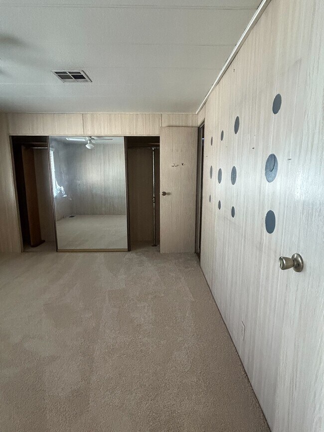 Building Photo - 3601 E Wyoming Ave