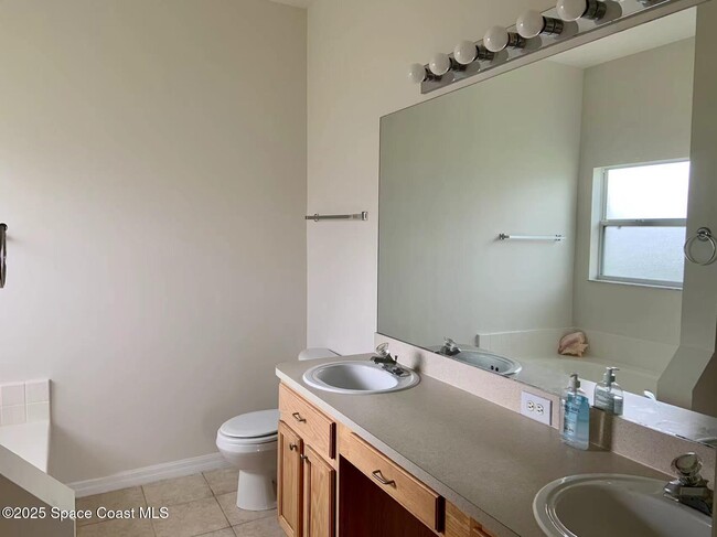 Building Photo - 1475 Knoll Ridge Dr