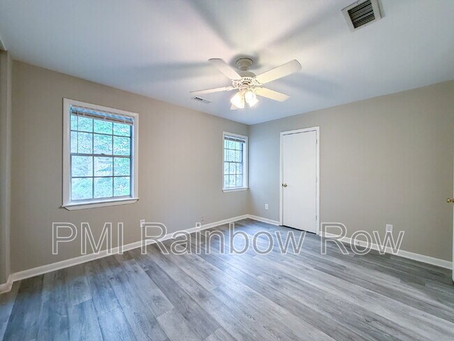 Building Photo - 425 Carriage Ln