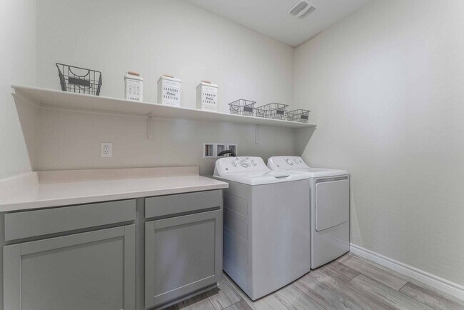 Building Photo - Modern Luxury Living: Spacious Retreat with Next-Gen Suite!