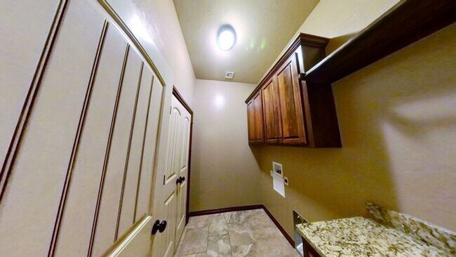 Building Photo - Yukon 4 Bed